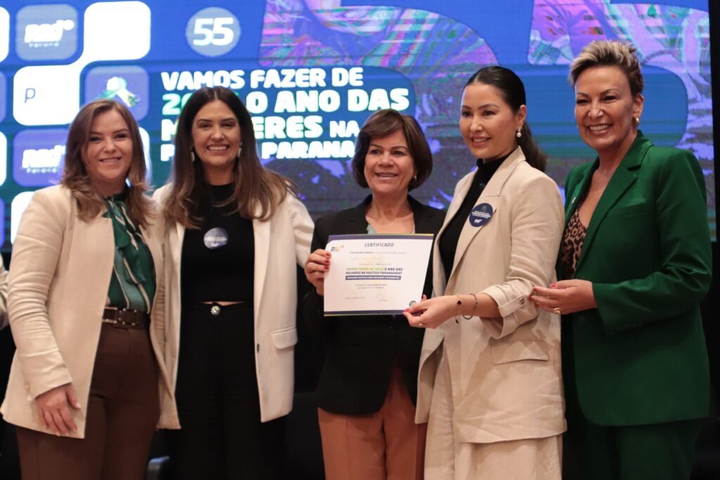 Da esquerda para a direita: Leandre Dal Ponte, Sandra Duda, Dra. Geni (Prefeita de Santo Inácio), Luciana Saito Massa e Cloara Pinheiro.